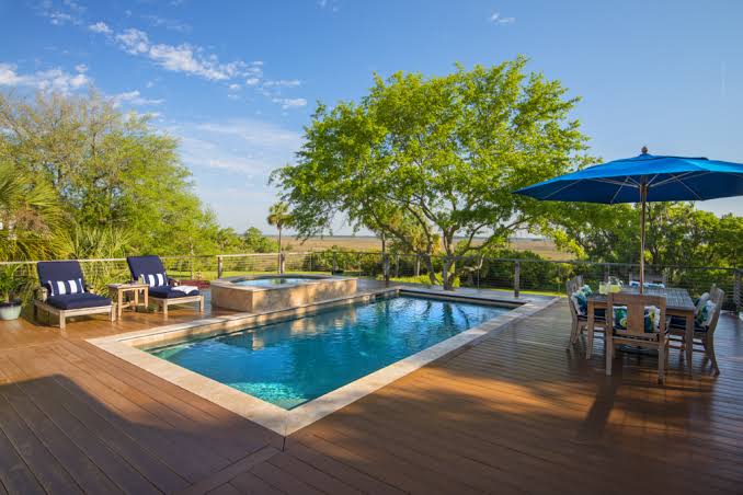 Pool Repair Signals Homeowners Should Not Ignore